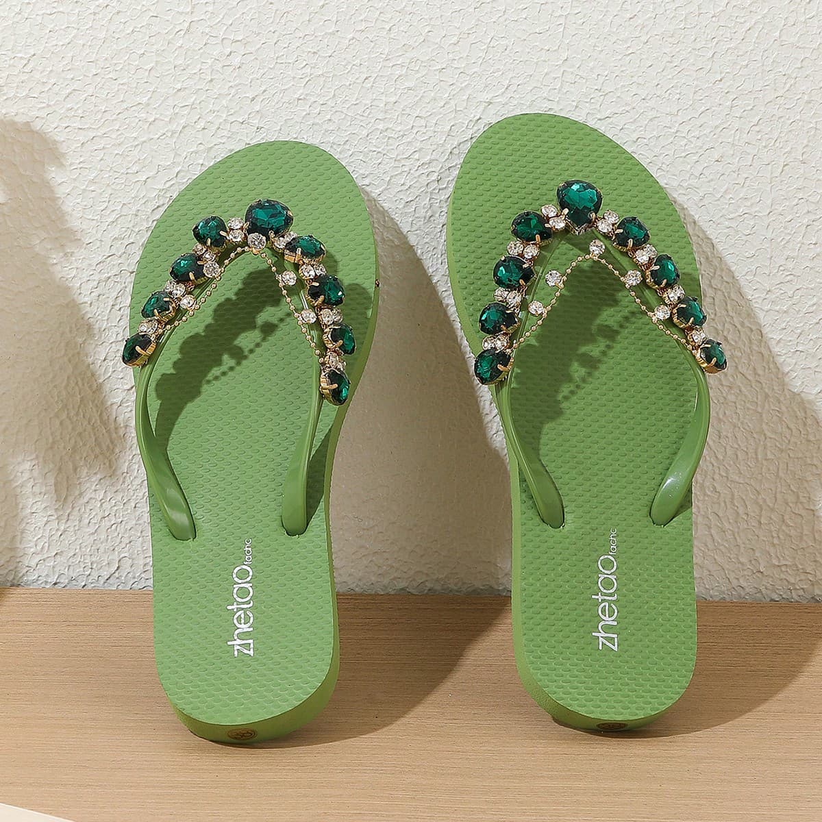 Sandales de plage plates pour femmes en strass de mode, couleur unie, antidérapantes, décontractées, futures arrivées extérieur & indoor 2024
